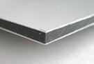 AluVerbundplatten von FirstBond bestehen aus einem Polyethylenkern und zwei Aluminium-Deckschichten bei Platten mit 3 mm gesamt Stärke berägt diese 0,21 mm Aluminium beidseitig und bei Platten mit 4 mm gesamt Stärke, 0,30 mm Aluminium beidseitig.